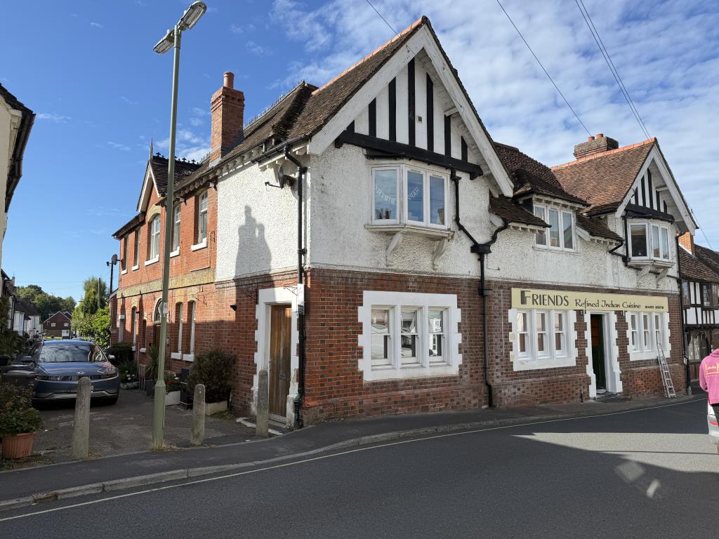 Lot: 53 - ONE-BEDROOM FLAT FOR INVESTMENT OR OCCUPATION - View of the building from Bank Street